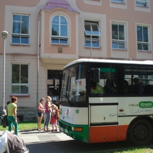 Objednaný autobus byl připraven zavést účastníky Práznin ve městě do archeoparku Chotěbuz