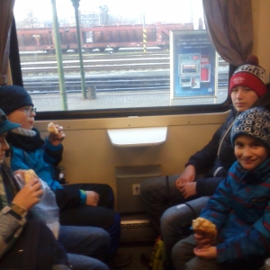 Na exkurzi jsme cestovali vlakem. 