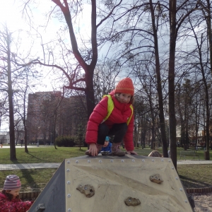 Radujeme se z pěkného dne v parku u Sokolovny.