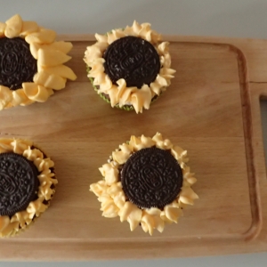 Dekorace slunečnicových cupcaků.
