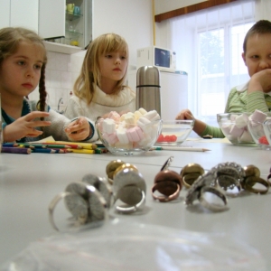Děti si podle vlastních návrhů vyráběly náramek, náhrdelník a prstýnek
