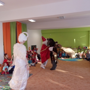 K radosti dětí tančí Mikuláš s čertem