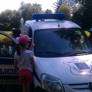 2. den - Malí detektivové přepadli policejní auto :)