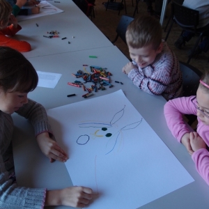 Děti malují strašidlo Plutíka.