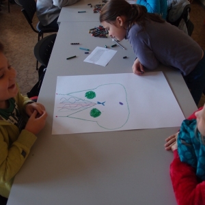 Děti malují strašidlo Plutíka.